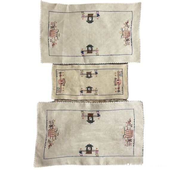 Vintage 60’s Hand embroidered tray cloth Set (of 3) - Picture 2 of 11